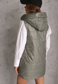 Renee - Zielona Długa Kamizelka Pikowana z Nieodpinanym Kapturem Ozdobiona Naszywką Kasseda. Okazja: na co dzień. Kolor: zielony. Materiał: poliester, jeans. Długość: długie. Wzór: aplikacja. Styl: casual #2