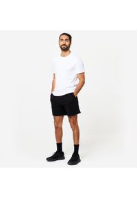 DOMYOS - Koszulka z krótkim rękawem męska Domyos Gym & Pilates 100 Sportee. Kolor: biały. Materiał: tkanina, elastan, prążkowany, bawełna, materiał. Długość rękawa: krótki rękaw. Długość: krótkie. Wzór: ze splotem. Sport: joga i pilates