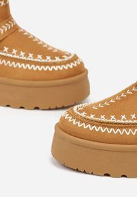 Renee - Jasnobrązowe Śniegowce na Platformie z Futerkiem i Haftowanym Wzorem Celatusa. Okazja: na co dzień. Kolor: brązowy. Materiał: futro. Wzór: haft. Sezon: zima. Obcas: na platformie. Styl: casual #3