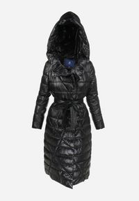 Born2be - Czarna Kurtka za Kolano z Wiązanym Paskiem i Kapturem Chlyrie. Kolor: czarny. Materiał: materiał. Długość: długie. Sezon: zima, jesień #6