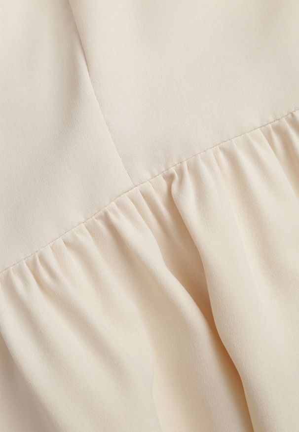 Renee - Beżowa Midi Sukienka o Rozkloszowanym Fasonie z Kwadratowym Dekoltem i Bufiastymi Rękawami Briakke. Typ kołnierza: dekolt kwadratowy. Kolor: beżowy. Materiał: tkanina. Wzór: gładki. Sezon: lato. Typ sukienki: rozkloszowane. Długość: midi