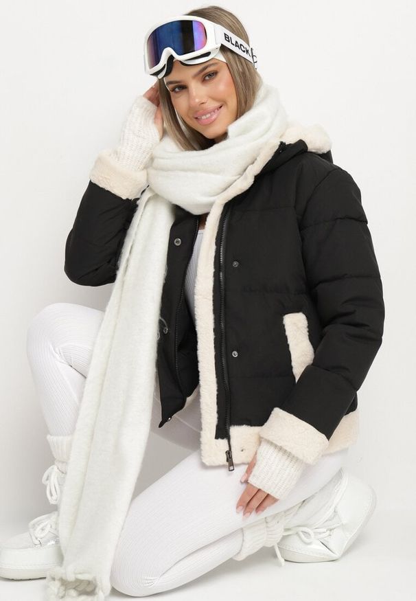 Born2be - Czarna Pikowana Kurtka o Prostym Kroju z Kapturem Obszyta Ozdobnym Futerkiem Ettelinea. Okazja: na co dzień. Typ kołnierza: kaptur. Kolor: czarny. Materiał: futro. Styl: casual, elegancki