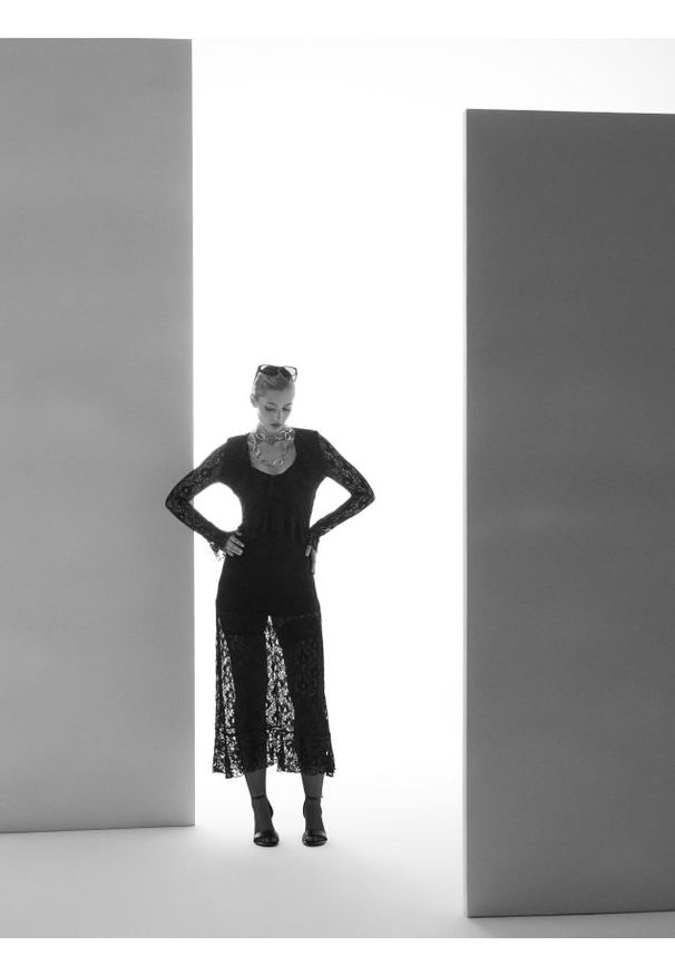 Sinsay - Koronkowa sukienka maxi z falbanami - czarny. Kolor: czarny. Materiał: koronka. Długość: maxi