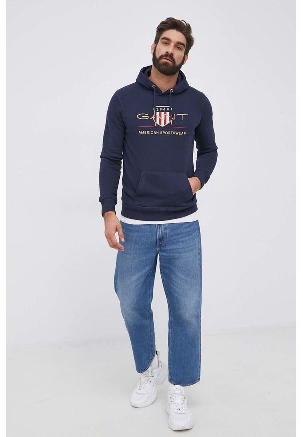 GANT - Gant Bluza 2047056 męska kolor granatowy z kapturem z aplikacją. Okazja: na co dzień. Typ kołnierza: kaptur. Kolor: niebieski. Wzór: aplikacja. Styl: casual