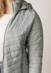 Born2be - Jasnozielona Przejściowa Kurtka Pikowana z Odpinanym Kapturem Edrelith. Okazja: na co dzień. Kolor: zielony. Materiał: jeans, nylon. Styl: casual #5