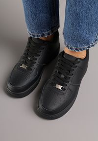 Born2be - Czarne Skórzane Sneakersy Ozdobione Perforacją Rilurea. Okazja: na co dzień. Kolor: czarny. Materiał: skóra. Wzór: aplikacja #3