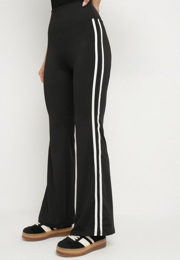 Born2be - Czarne Marszczone Legginsy Dzwony z Wysokim Stanem i Lampasami Nakatia. Okazja: na co dzień. Stan: podwyższony. Kolor: czarny. Styl: casual, sportowy, elegancki