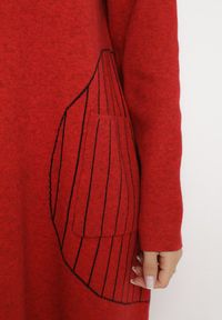 Born2be - Czerwona Dzianinowa Sukienka Midi Ponczo w Trapezowym Stylu i z Ozdobną Kieszenią Thalorin. Kolor: czerwony. Materiał: dzianina. Długość rękawa: długi rękaw. Wzór: aplikacja. Typ sukienki: trapezowe. Długość: midi #4