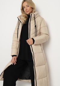 Born2be - Ciemnobeżowa Długa Kurtka Pikowana z Dwustronnym Suwakiem i Ściągaczami przy Kapturze Fezida. Okazja: na co dzień, na spotkanie biznesowe. Kolor: beżowy. Materiał: tkanina. Długość rękawa: długi rękaw. Długość: długie. Wzór: aplikacja. Styl: biznesowy, casual, elegancki #3