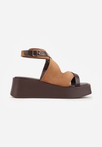 Born2be - Brązowe Sandały na Koturnie i Platformie Ozdobione Nitami i Wycięciami Merennea. Okazja: na co dzień. Zapięcie: sprzączka. Kolor: brązowy. Wzór: aplikacja. Obcas: na koturnie. Styl: casual, klasyczny, elegancki #8