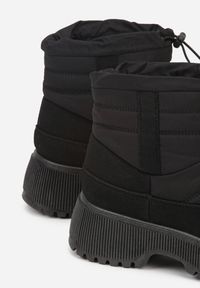 Born2be - Czarne Śniegowce Ozdobione Pikowaną Cholewką Monalavea. Okazja: na co dzień. Kolor: czarny. Materiał: jeans. Szerokość cholewki: normalna. Wzór: aplikacja. Styl: casual #4