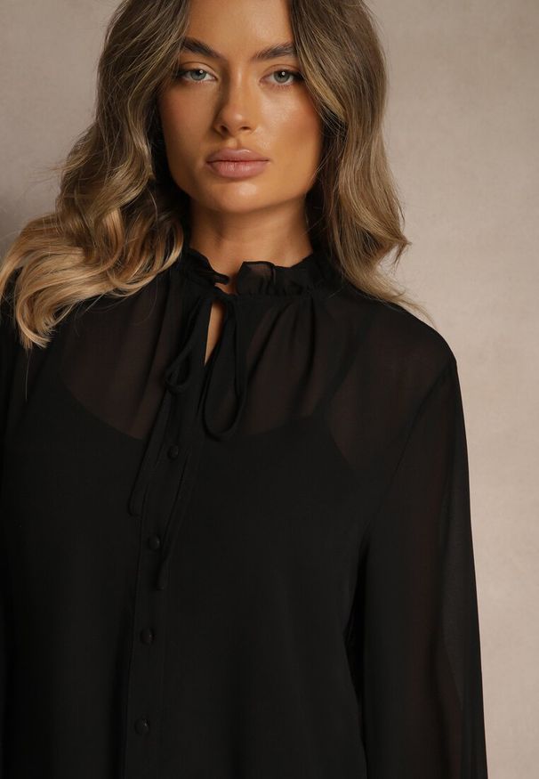 Renee - Czarna Siateczkowa Koszula VICES Zdobiona Falbankami i Wiązaniem Zevoria. Okazja: na co dzień. Typ kołnierza: kołnierz z falbankami. Kolor: czarny. Materiał: jeans. Długość rękawa: długi rękaw. Długość: długie. Wzór: aplikacja. Styl: casual, klasyczny