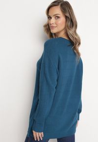 Born2be - Ciemnoniebieski Klasyczny Sweter z Długim Rękawem Darissa. Kolor: niebieski. Długość rękawa: długi rękaw. Długość: długie. Sezon: jesień, zima. Styl: klasyczny