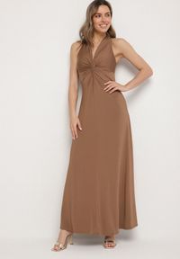 Born2be - Brązowa Rozkloszowana Sukienka Bez Rękawów z Wiskozą Zdobiona Marszczeniem Folenissa. Okazja: na imprezę. Typ kołnierza: kokarda, dekolt w kształcie V. Kolor: brązowy. Materiał: wiskoza. Długość rękawa: bez rękawów. Wzór: aplikacja. Typ sukienki: rozkloszowane #1