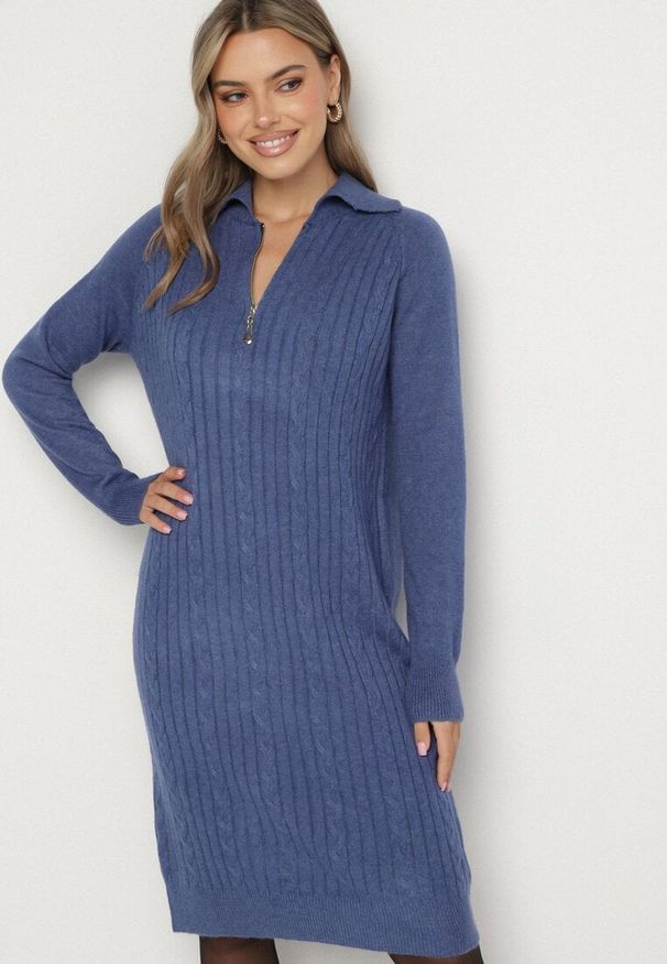Born2be - Niebieska Sweterkowa Sukienka Pudełkowa z Bawełną i Wełną Ozdobiona Suwakiem Reimia. Okazja: na co dzień. Kolor: niebieski. Materiał: wełna, bawełna. Wzór: aplikacja. Styl: casual, klasyczny