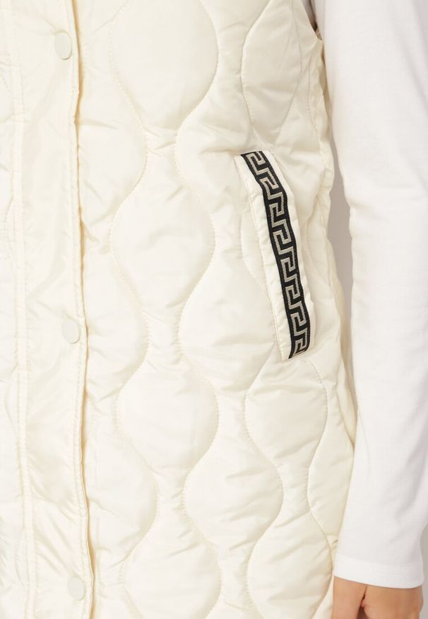 Born2be - Jasnobeżowa Pikowana Kamizelka z Kapturem Nomppe. Typ kołnierza: kaptur. Kolor: beżowy