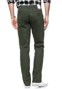 Wrangler - WRANGLER SPODNIE MĘSKIE TEXAS MOSS GREEN W121TA221