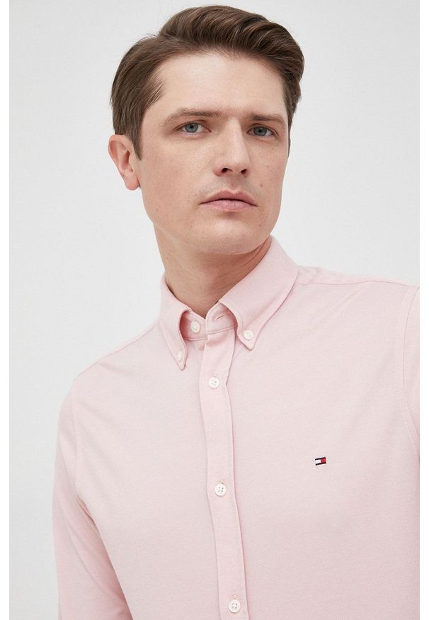 TOMMY HILFIGER - Tommy Hilfiger koszula męska kolor różowy slim z kołnierzykiem button-down. Typ kołnierza: button down. Kolor: różowy. Materiał: bawełna, materiał, dzianina. Długość rękawa: długi rękaw. Długość: długie