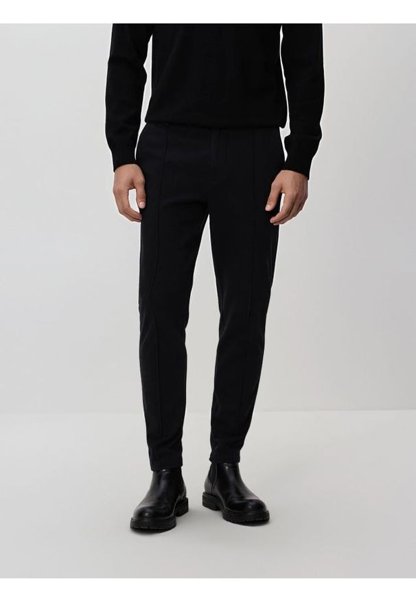 Reserved - Spodnie jogger z zakładkami - czarny. Kolor: czarny. Materiał: wiskoza, bawełna