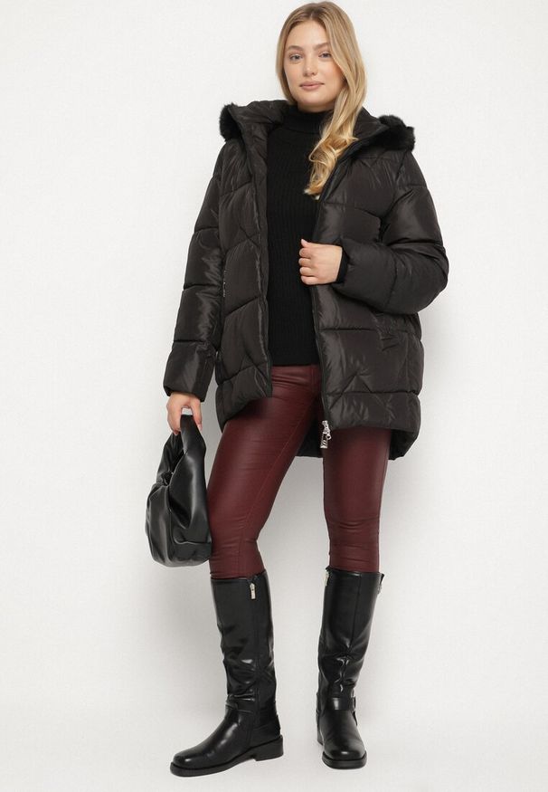 Born2be - Czarna Pikowana Kurtka z Kapturem z Futerkiem Tevea. Okazja: na spacer, na spotkanie biznesowe, do pracy. Typ kołnierza: kaptur. Kolekcja: plus size. Kolor: czarny. Materiał: futro. Styl: biznesowy, elegancki, klasyczny