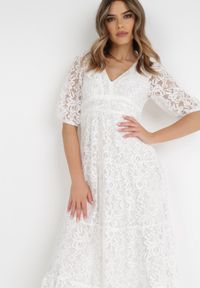 Born2be - Biała Sukienka Maeryne. Kolor: biały. Materiał: koronka, materiał. Styl: klasyczny. Długość: midi