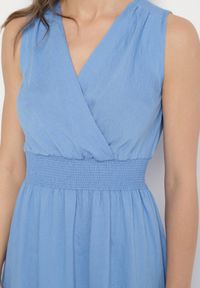 Born2be - Niebieska Sukienka o Rozkloszowanym Kroju Bez Rękawów z Kopertowym Dekoltem Filoria. Typ kołnierza: dekolt kopertowy. Kolor: niebieski. Długość rękawa: bez rękawów. Typ sukienki: kopertowe. Styl: elegancki #2