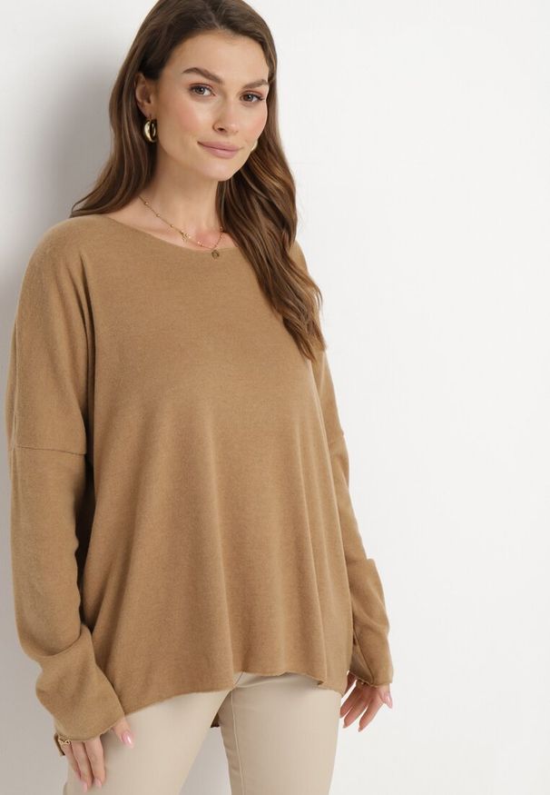 Born2be - Beżowy Luźny Sweter z Miękkiej Dzianiny Nuchima. Kolor: beżowy. Materiał: dzianina
