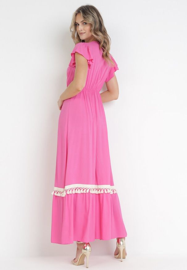 Born2be - Fuksjowa Rozkloszowana Sukienka Maxi z Wiskozy i Wiązaniem przy Dekolcie Venali. Typ kołnierza: kołnierz z falbankami. Kolor: różowy. Materiał: wiskoza. Wzór: aplikacja. Długość: maxi