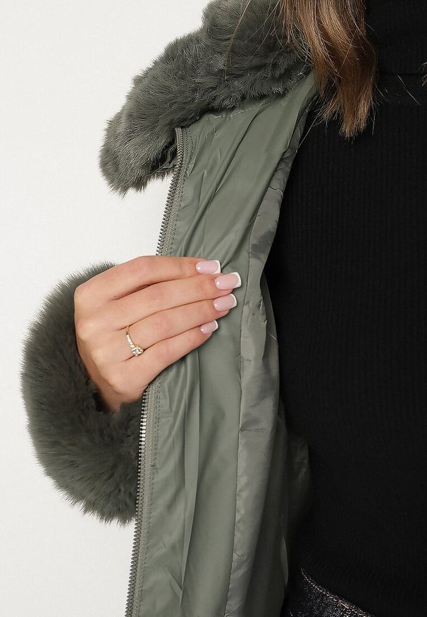 Born2be - Zielona Pikowana Kurtka z Szerokim Kołnierzem z Futerkiem Galerra. Okazja: na co dzień, na spacer. Kolor: zielony. Materiał: futro. Sezon: zima. Styl: casual, elegancki