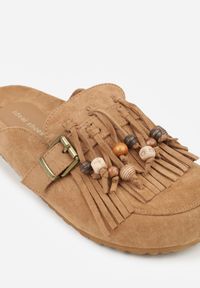 Born2be - Jasnobrązowe Klapki na Grubej Podeszwie z Frędzlami Klamrami i Koralikami Glysnell. Okazja: na co dzień, do pracy, na spacer. Kolor: brązowy. Materiał: jeans. Sezon: lato. Styl: casual, elegancki #6