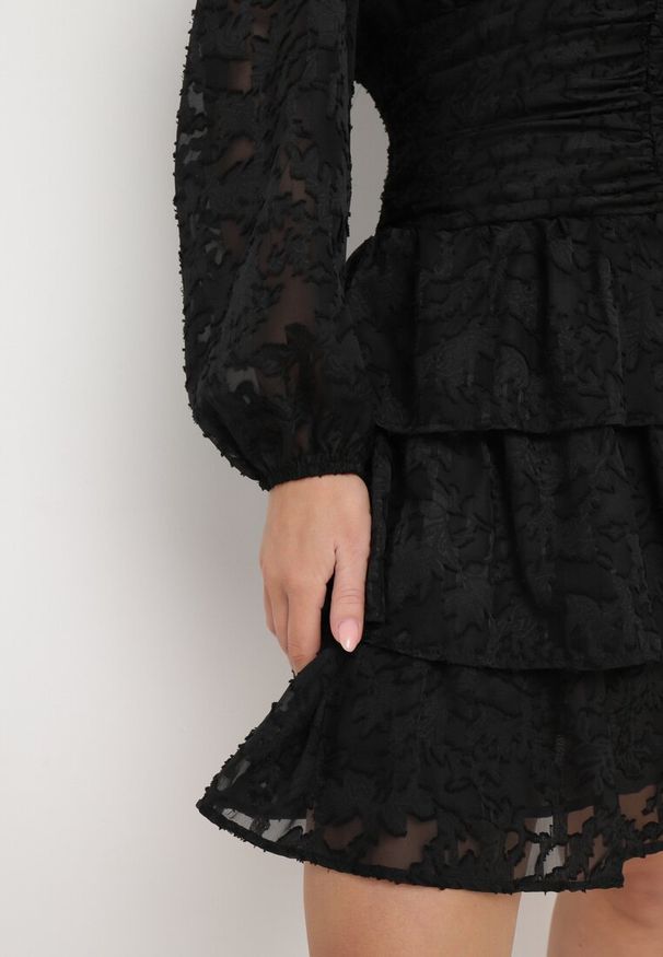 Born2be - Czarna Taliowana Sukienka Mini Koronkowa z Falbankami Ciluna. Okazja: na co dzień. Typ kołnierza: kołnierz z falbankami. Kolor: czarny. Materiał: koronka. Wzór: aplikacja. Styl: klasyczny, casual, elegancki. Długość: mini