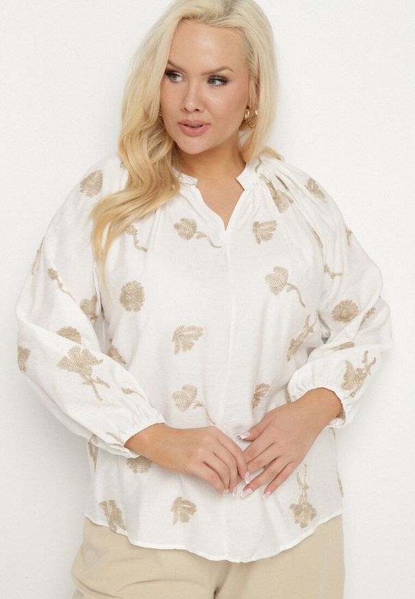 Born2be - Biała Bluzka z Dekoltem w Serek i Haftowanymi Zdobieniami z Metaliczną Nicią Sovbia. Typ kołnierza: dekolt w serek. Kolekcja: plus size. Kolor: biały. Materiał: jeans. Długość rękawa: długi rękaw. Długość: długie. Wzór: aplikacja, haft