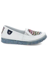 Białe Półbuty Maciejka Damskie Wygodne Obuwie. Zapięcie: bez zapięcia. Kolor: biały. Materiał: skóra, materiał. Szerokość cholewki: normalna. Wzór: kolorowy, aplikacja. Obcas: na obcasie. Styl: elegancki. Wysokość obcasa: średni #7