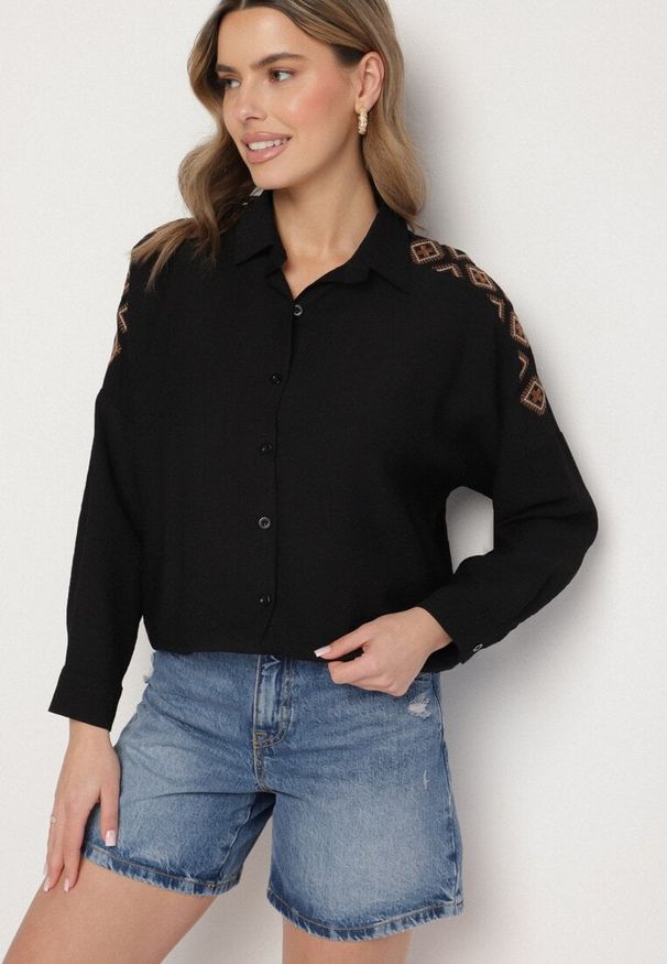 Born2be - Czarna Koszula Ozdobiona Haftem Ulosandria. Okazja: na co dzień. Typ kołnierza: kołnierzyk klasyczny. Kolor: czarny. Materiał: jeans. Długość rękawa: długi rękaw. Długość: długie. Wzór: aplikacja, haft. Styl: klasyczny, casual