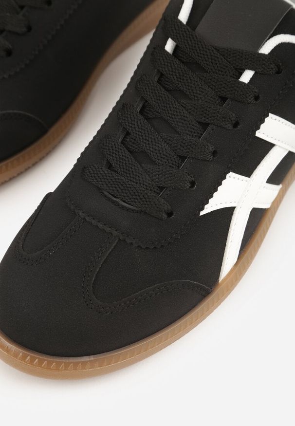 Renee - Czarne Sneakersy w Stylu Tenisówek Ozdobione Geometrycznymi Paskami Zitora. Okazja: na co dzień. Zapięcie: pasek. Kolor: czarny. Wzór: geometria, aplikacja