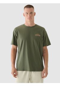 4f - T-shirt oversize z nadrukiem męski - khaki. Okazja: na co dzień. Kolor: brązowy, wielokolorowy, oliwkowy. Materiał: jersey, dzianina, bawełna. Długość rękawa: krótki rękaw. Długość: krótkie. Wzór: nadruk. Styl: casual, klasyczny, sportowy #1