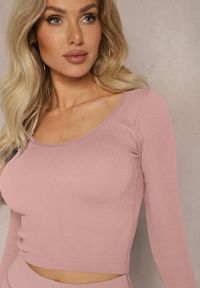 Renee - Różowa Dopasowana Bluzka w Prążki o Krótkim Kroju Elowenia. Kolor: różowy. Długość: krótkie. Wzór: prążki. Styl: sportowy