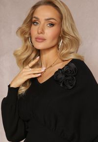 Renee - Czarna Taliowana Sukienka Mini z Rękawem Nietoperz i Aplikacją Kwiatu Gliorra. Kolor: czarny. Materiał: dzianina. Wzór: kwiaty, aplikacja. Sezon: jesień, zima. Długość: mini #4