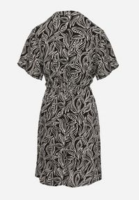 Born2be - Czarno-Biała Sukienka Rozkloszowana ze Sznurkiem w Talii w Drobny Print Ikattia. Okazja: na co dzień, na imprezę. Typ kołnierza: dekolt w kształcie V. Kolor: czarny. Materiał: tkanina, materiał. Długość rękawa: krótki rękaw. Wzór: nadruk. Sezon: lato. Styl: casual, elegancki, klasyczny #7