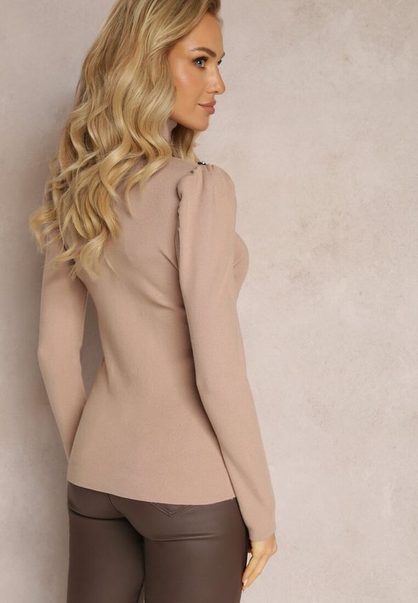 Renee - Ciemnobeżowy Sweter Golf z Perełkami Przy Bufiastych Rękawach Hutta. Typ kołnierza: golf. Kolor: beżowy. Materiał: wiskoza, skóra. Długość: długie. Styl: klasyczny