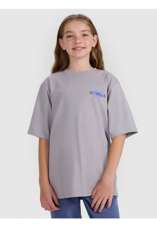 4f - 4F T-shirt oversize z nadrukiem dziewczęcy - szary 122 (6-7 lat). Kolor: szary. Materiał: skóra. Wzór: nadruk. Sezon: lato