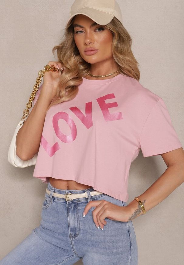 Renee - Różowy Krótki T-shirt Oversize z Bawełny z Ozdobnym Napisem Sanillva. Okazja: na co dzień. Kolor: różowy. Materiał: bawełna. Długość: krótkie. Wzór: napisy. Styl: casual