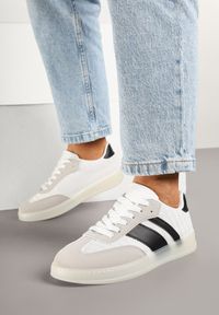 Renee - Biało-Czarne Sneakersy w Stylu Tenisówek z Paskami Eleaniria. Okazja: na co dzień. Zapięcie: pasek. Kolor: biały. Materiał: jeans. Wzór: paski. Obcas: na płaskiej podeszwie #3