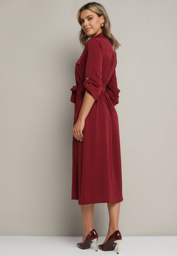 Born2be - Bordowa Koszulowa Sukienka z Eleganckimi Guzikami i Wiązanym Paskiem w Talii Kortella. Okazja: na spotkanie biznesowe, na co dzień. Typ kołnierza: dekolt w serek. Kolor: czerwony. Długość rękawa: długi rękaw. Typ sukienki: koszulowe. Styl: elegancki