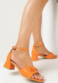 Born2be - Pomarańczowe Sandały na Niskim Słupku z Kwadratowym Noskiem i Klamerką Coraial. Kolor: pomarańczowy. Obcas: na słupku #1