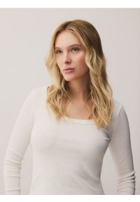 Reserved - Bawełniany longsleeve - złamana biel. Materiał: bawełna. Długość rękawa: długi rękaw