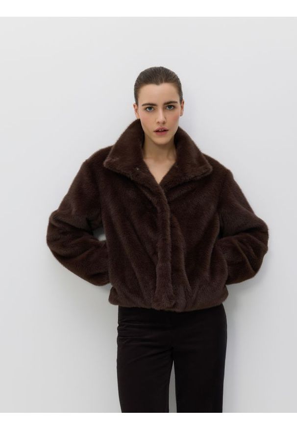 Reserved - Sztuczne futerko z wysokim kołnierzem - ciemnobrązowy. Kolor: brązowy. Materiał: futro