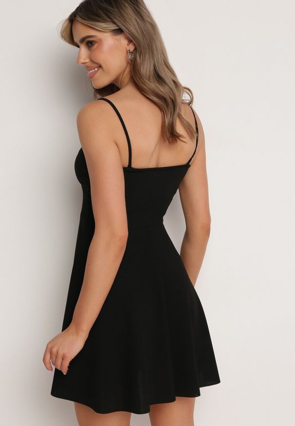 Born2be - Czarna Rozkloszowana Sukienka z Kopertowym Dekoltem na Cienkich Ramiączkach Uferia. Okazja: na co dzień. Typ kołnierza: dekolt kopertowy. Kolor: czarny. Długość rękawa: na ramiączkach. Sezon: lato. Typ sukienki: kopertowe. Styl: elegancki, casual