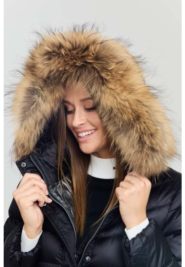Hetrego - HETREGO Czarna damska kurtka puchowa Leonie Quilted Woman Jacket With Detached Hood. Okazja: na co dzień. Kolor: czarny. Materiał: puch. Długość rękawa: długi rękaw. Długość: długie. Styl: casual