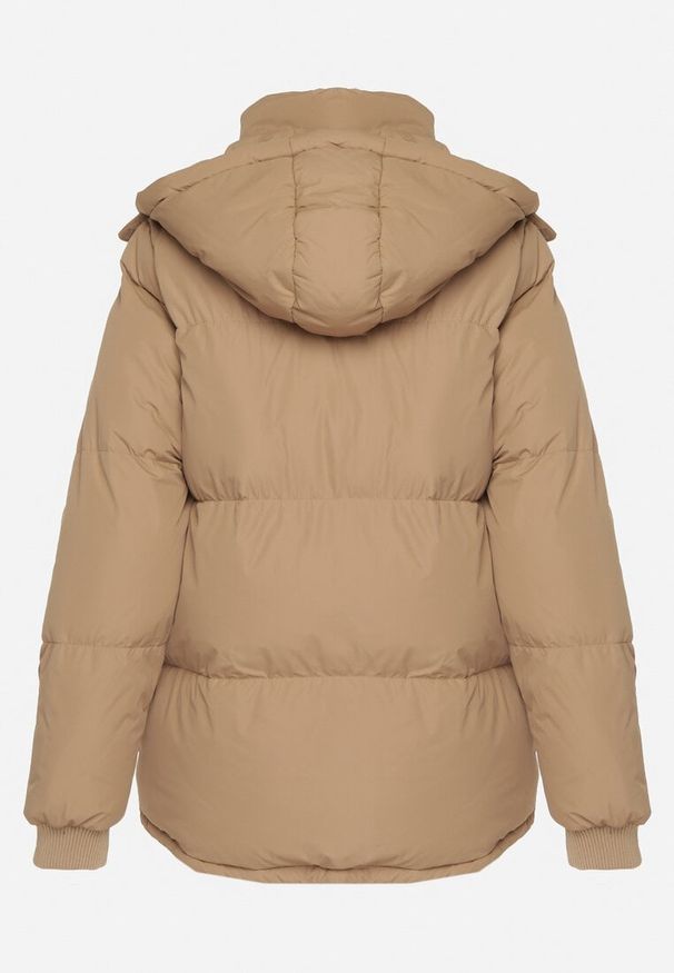 Born2be - Ciemnobeżowa Pudełkowa Kurtka Pikowana z Kapturem Anena. Typ kołnierza: kaptur. Kolor: beżowy. Styl: elegancki